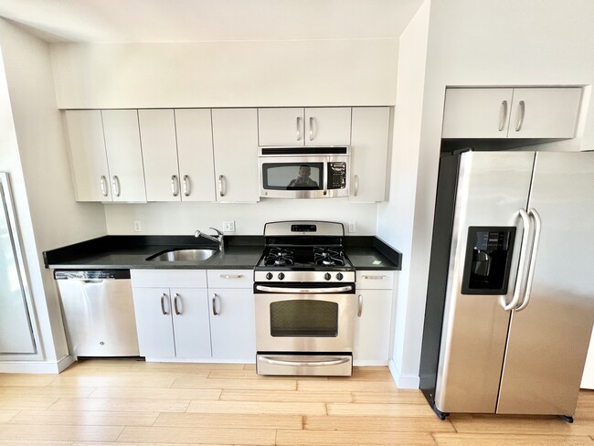 599 Albany St, Unit 207 in Boston, MA - Building Photo - Building Photo