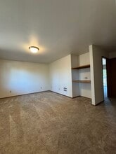 151 N 8th St in Coos Bay, OR - Foto de edificio - Building Photo