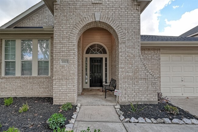 property at 6923 Grants Hollow Ln