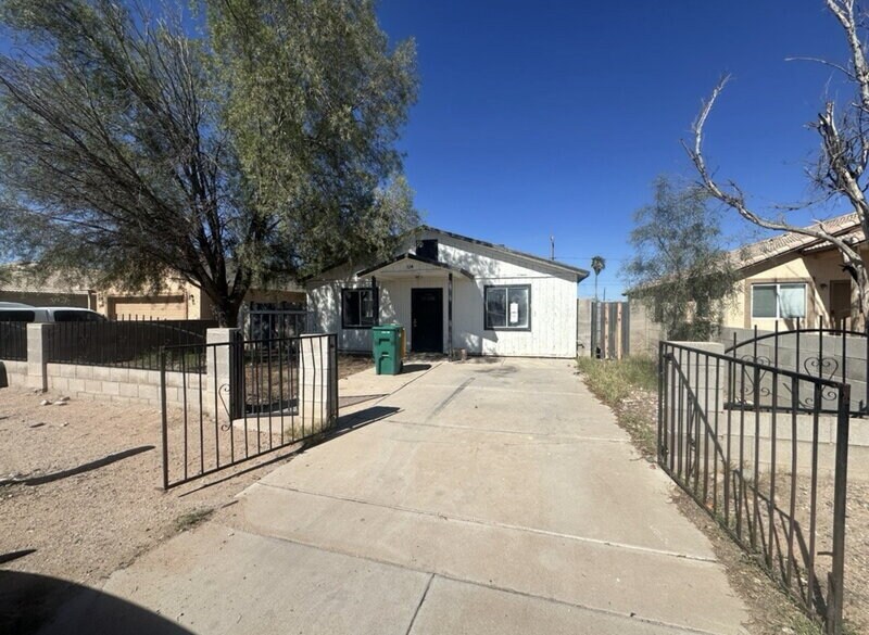 324 W Martin Luther King Jr St in Eloy, AZ - Building Photo