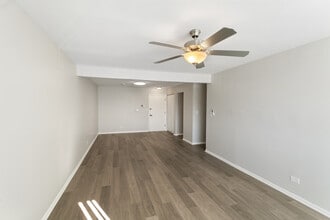 705 S Milwaukee Ave in Libertyville, IL - Building Photo - Building Photo