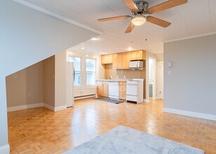 107 May St, Unit 107 May St Apt 2 in Biddeford, ME - Building Photo - Building Photo