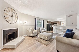 Villas de la Plaza in Austin, TX - Building Photo - Building Photo