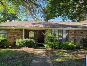 2106 Overbrook Dr in Arlington, TX - Building Photo - Building Photo