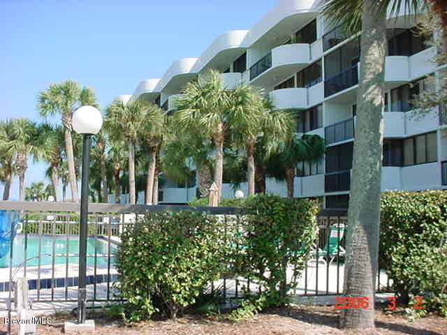 300 Columbia Dr in Cape Canaveral, FL - Foto de edificio - Building Photo