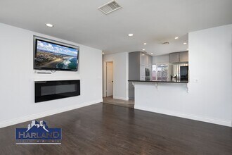 1911 Chalcedony St in San Diego, CA - Building Photo - Building Photo
