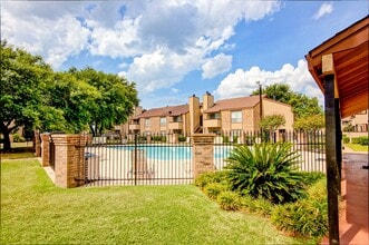600 Baylor in Longview, TX - Foto de edificio - Building Photo