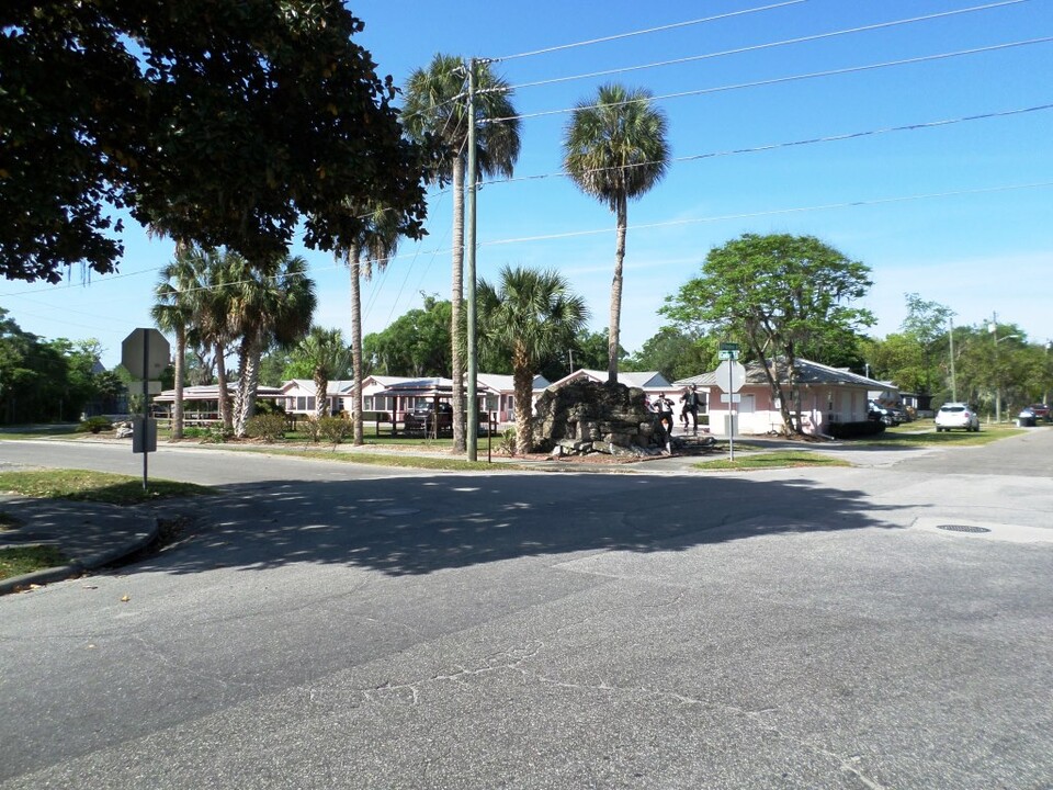 Two Rivers Inn in Dunnellon, FL - Building Photo