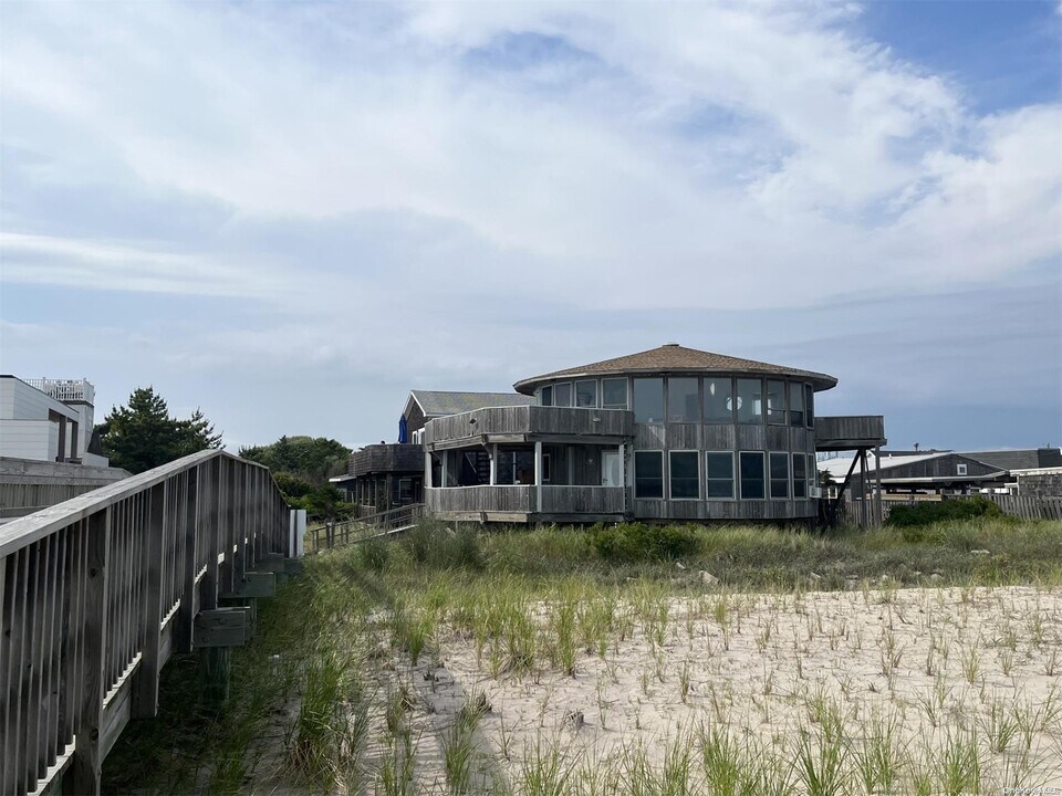 88 Bungalow Walk in Islip, NY - Building Photo