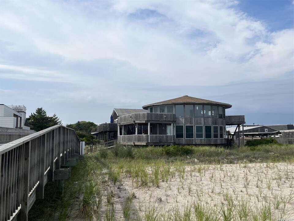 88 Bungalow Ln in Ocean Beach, NY - Building Photo