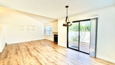 7620 Palmilla Dr in San Diego, CA - Foto de edificio - Building Photo