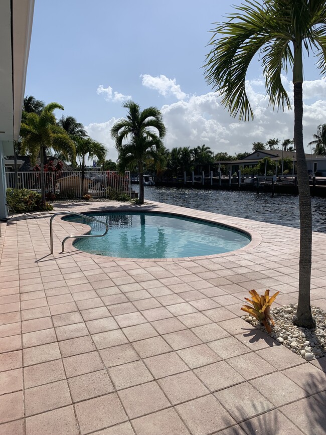 381 SE 16th Ave in Pompano Beach, FL - Building Photo - Building Photo