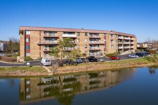 Saratoga Condominiums in Rolling Meadows, IL - Building Photo