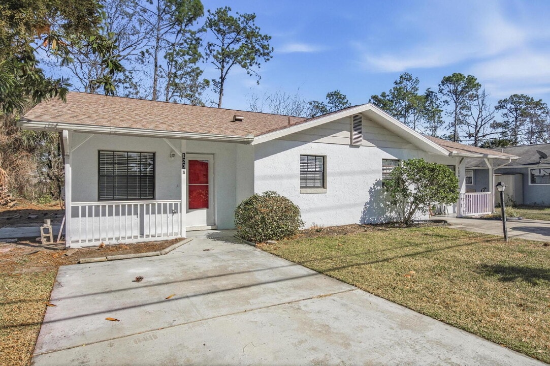 123 Rae Dr in Palm Coast, FL - Foto de edificio