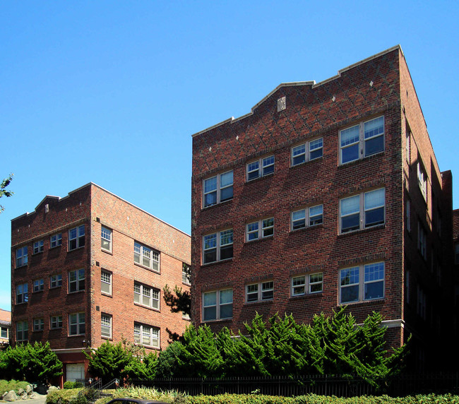 Queen's Court Apartments in Seattle, WA - Building Photo - Building Photo