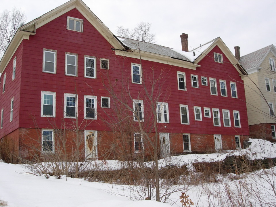 11-17 Sanborn St in Fitchburg, MA - Foto de edificio