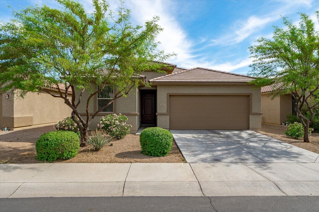 15821 W Mauna Loa Ln in Surprise, AZ - Building Photo