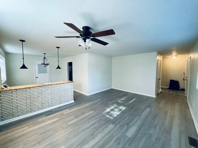 1211 Victoria Blvd in Hampton, VA - Foto de edificio - Building Photo