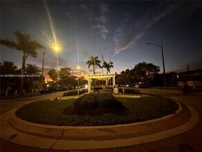 2215 NE 172nd St in North Miami Beach, FL - Building Photo - Building Photo