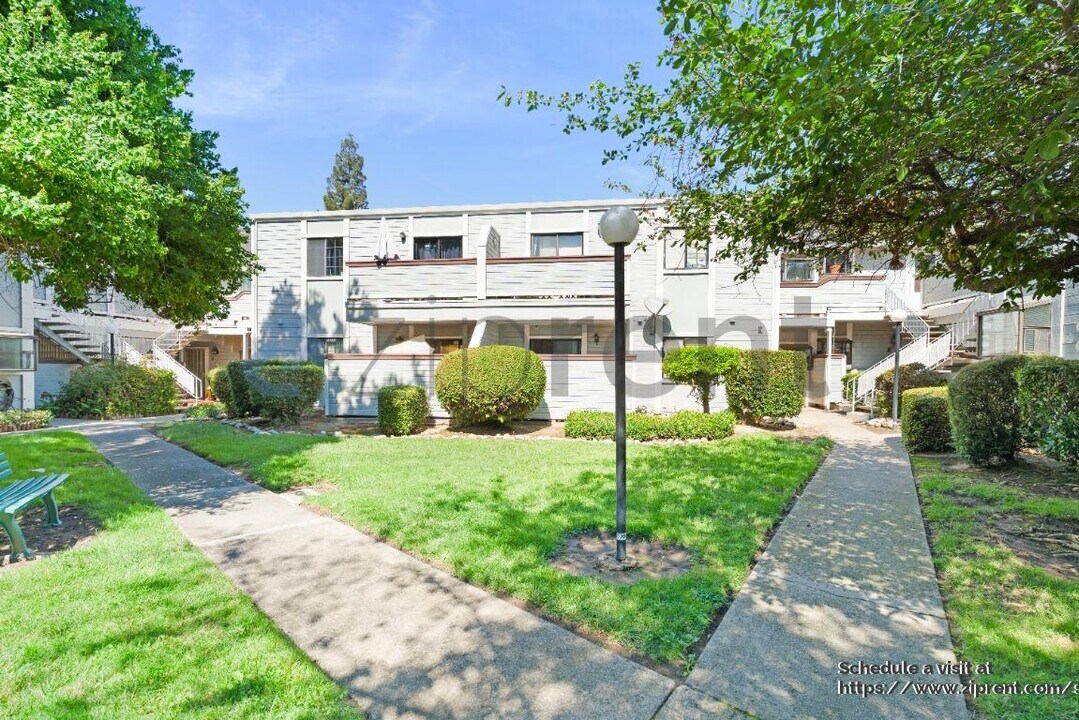 7417 Auburn Oaks Ct in Citrus Heights, CA - Foto de edificio