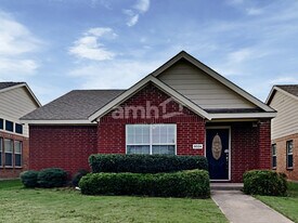 9024 Eastwood Ave in Cross Roads, TX - Building Photo