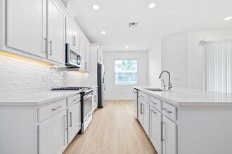 4645 Ancona Way in Wesley Chapel, FL - Foto de edificio - Building Photo