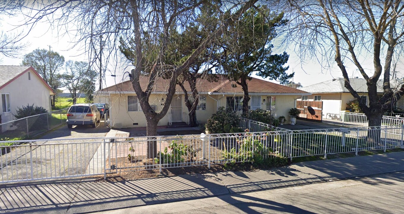 525-527 N Laurel St in Stockton, CA - Foto de edificio