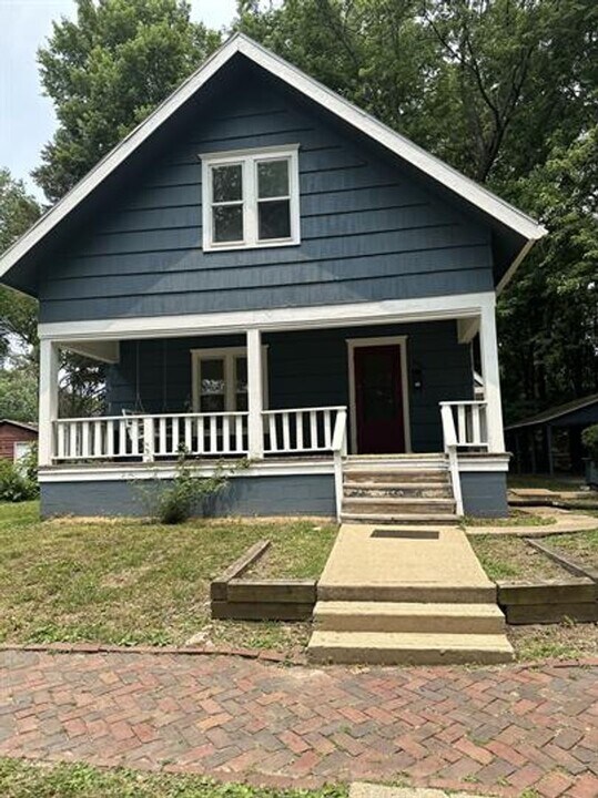 806 W Stoughton Street in Urbana, IL - Foto de edificio