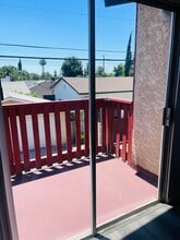 17082 Chatsworth St, Unit 17082 Chatsworth Unit B in Granada Hills, CA - Building Photo - Building Photo