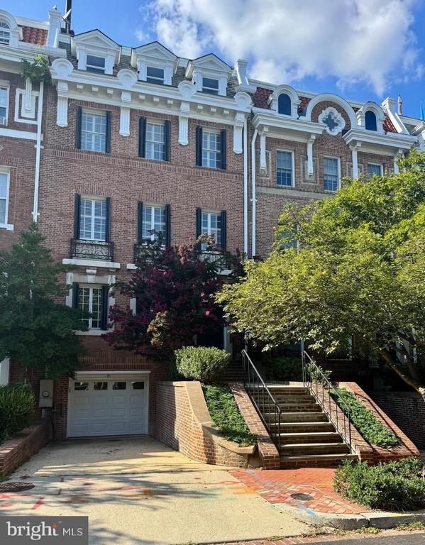 property at 2127 Leroy Pl NW