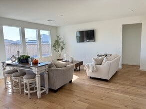 8307 Basalt St in Bakersfield, CA - Building Photo - Building Photo