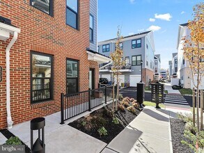 1001 Greenwich Dr in West Windsor Township, NJ - Building Photo - Building Photo