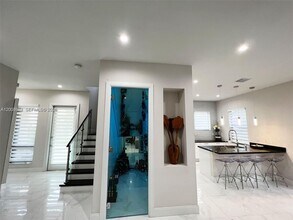 8253 NW 47th Ln in Doral, FL - Building Photo - Building Photo