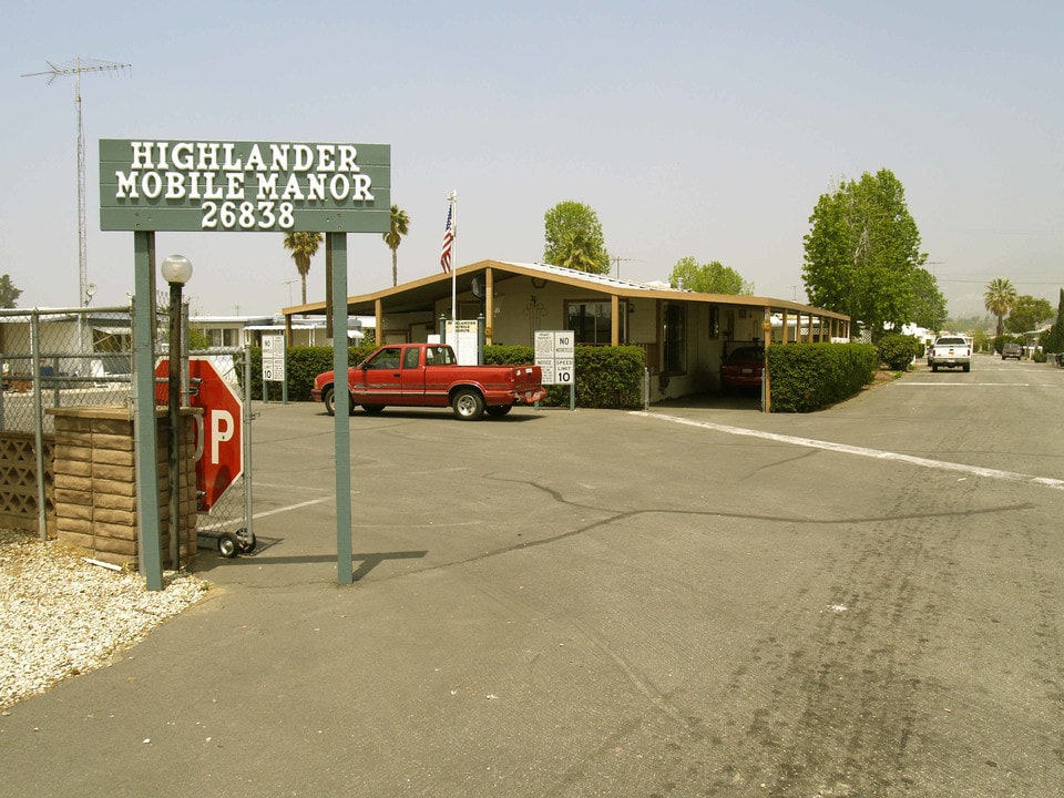 Highland Mobile Manor in Highland, CA - Foto de edificio