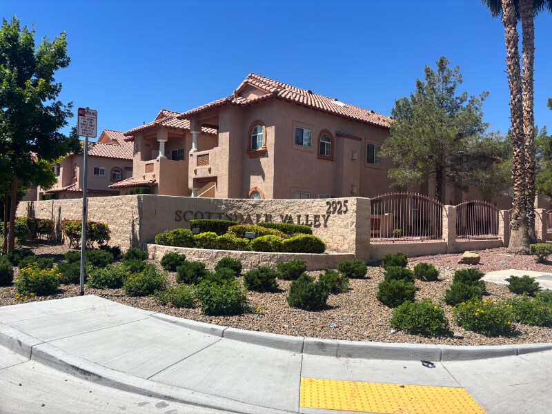 2925 Wigwam Pkwy in Henderson, NV - Building Photo