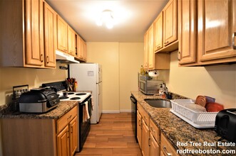 412 Langley Rd, Unit 7 in Newton, MA - Building Photo - Building Photo
