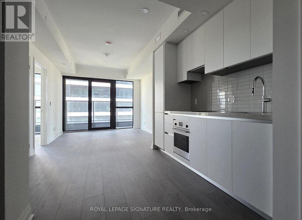 4015 The Exchange in Mississauga, ON - Building Photo