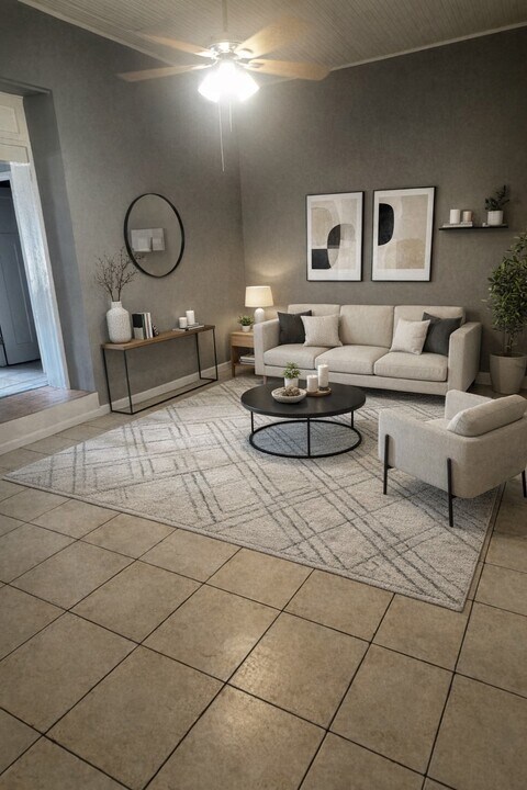 111 Iturbide St in Laredo, TX - Building Photo