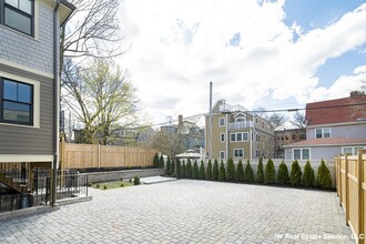 23 Winslow Rd, Unit 2 in Brookline, MA - Building Photo - Building Photo