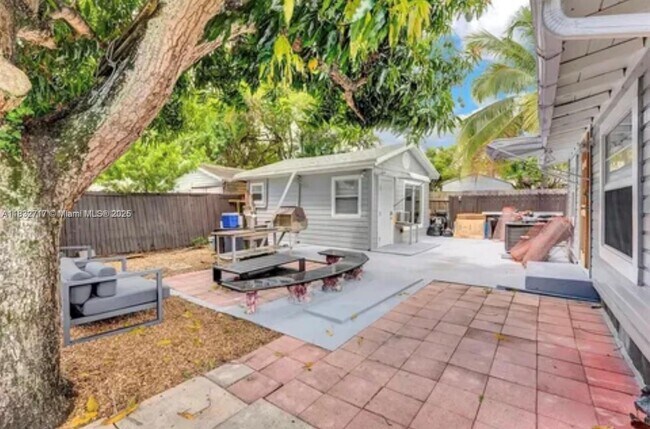 107 SW 2nd Ave in Dania Beach, FL - Building Photo - Building Photo