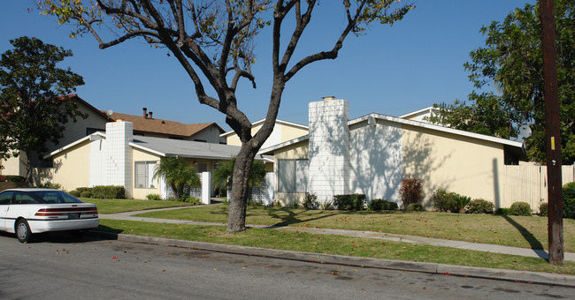 4381-4391 Howard Ave in Los Alamitos, CA - Foto de edificio - Building Photo