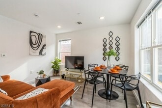 369 18th Ave in Newark, NJ - Building Photo - Building Photo