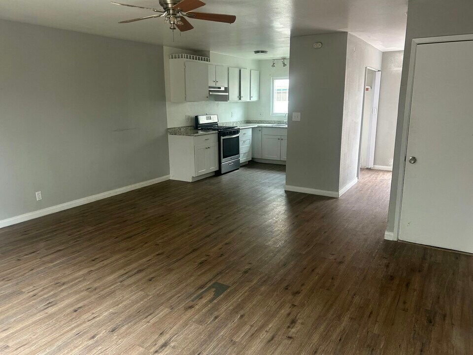 458 Grand Ave in Spring Valley, CA - Building Photo