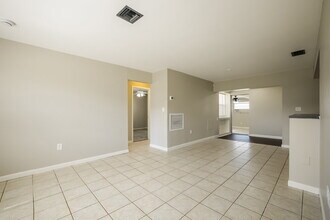 8910 Cypress Lake Dr in Ft. Myers, FL - Building Photo - Building Photo