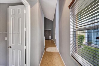 2057 SE Avon Park Dr in Port St. Lucie, FL - Foto de edificio - Building Photo