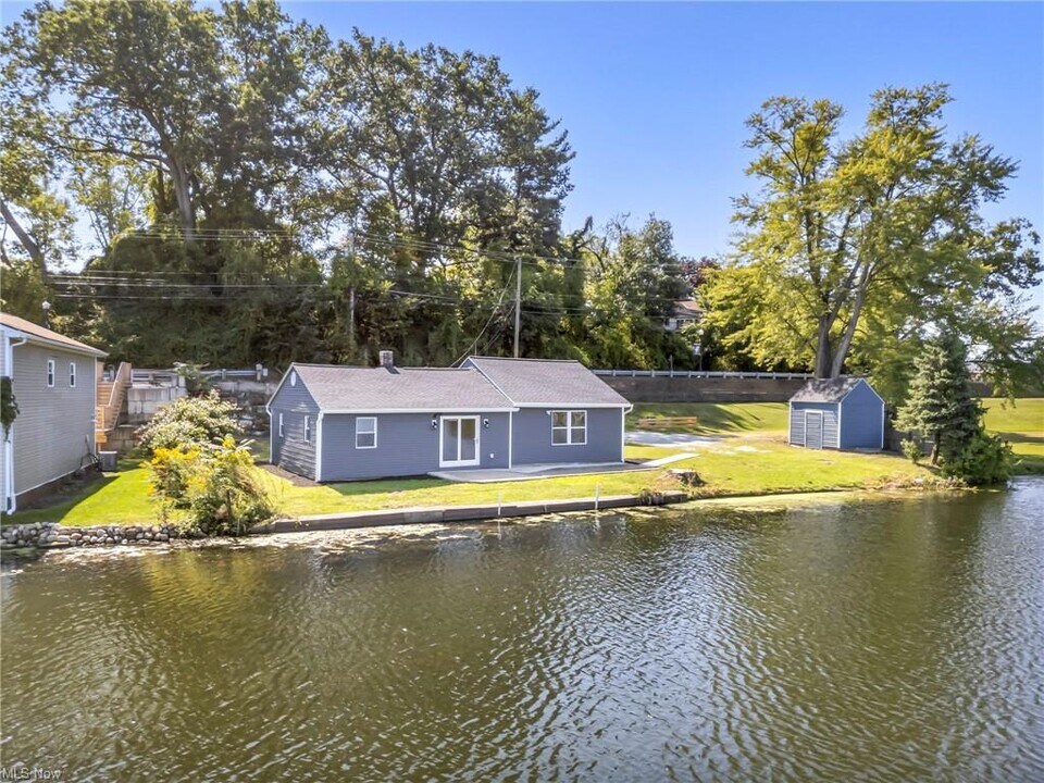 831 Portage Lakes Dr in Coventry Township, OH - Building Photo