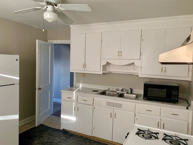 240 Burgoyne Rd in Norfolk, VA - Building Photo - Building Photo