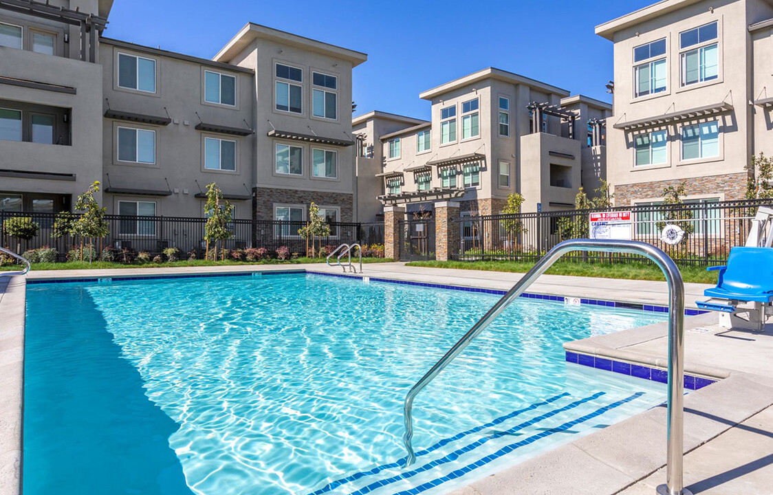 STONEBRIER APARTMENTS in Stockton, CA - Building Photo