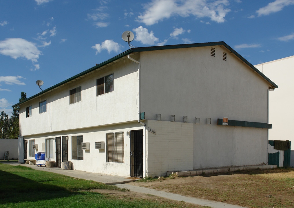 938 Mesa Verde Ave in Corona, CA - Foto de edificio