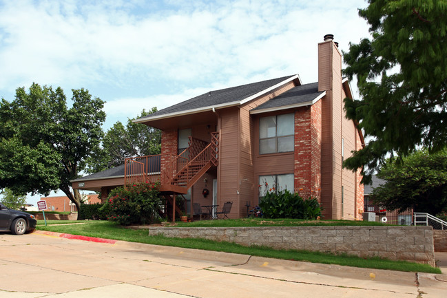 Summit Apartments in Edmond, OK - Building Photo - Building Photo